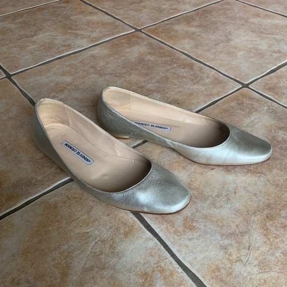 Manolo Blahnik Metallic Platinum Leather Flats - Picture 3 of 16